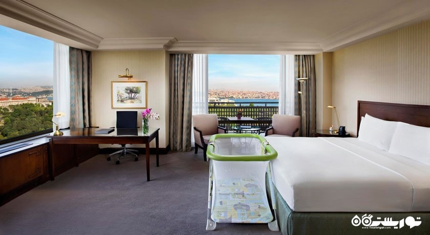 نمای تخت بزرگ اتاق فمیلی