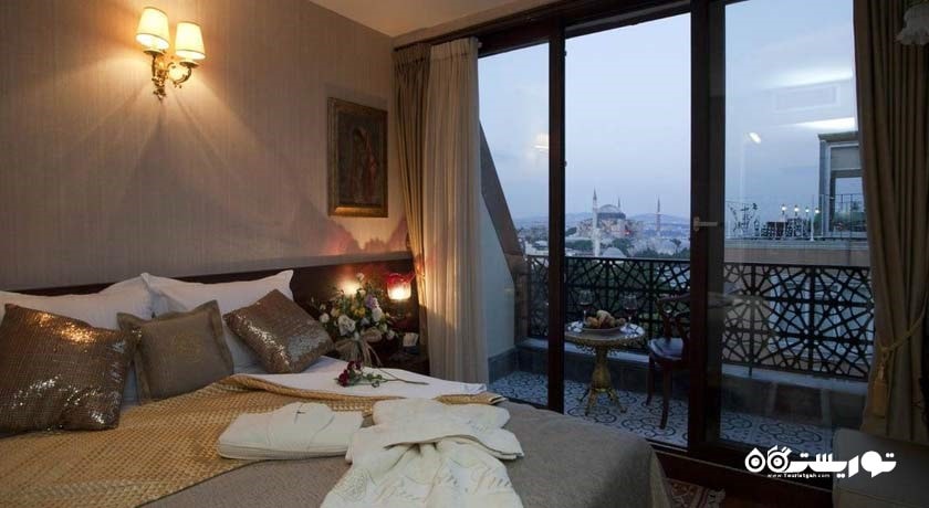 تخت بزرگ اتاق دبل با بالکن	