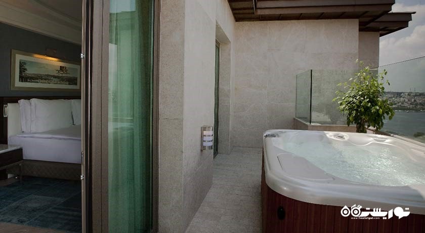 نمایی از جکوزی سوئیت هتل	