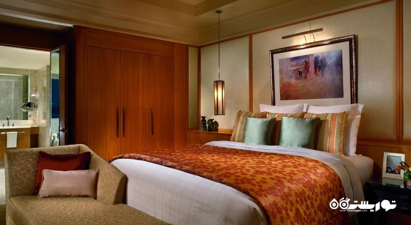 تخت بزرگ آپارتمان دوخوابه