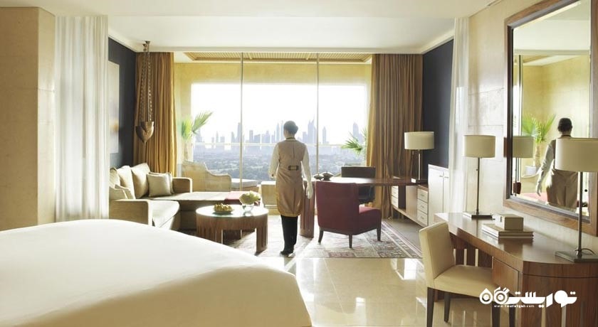 نمای اتاق کلاب با چشم انداز	