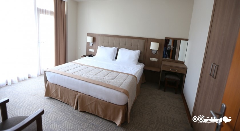 نمای تخت بزرگ سوئیت هتل