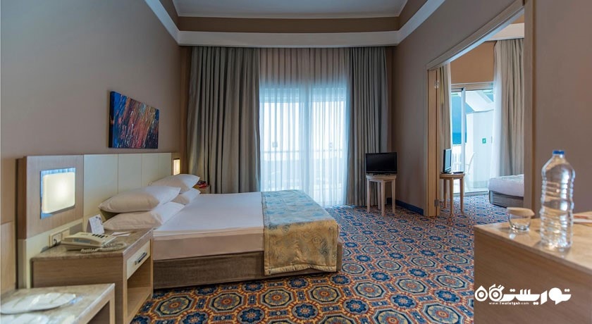 نمای تخت بزرگ اتاق فمیلی