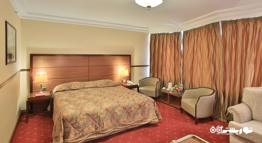 نمای تخت بزرگ اتاق استودیو