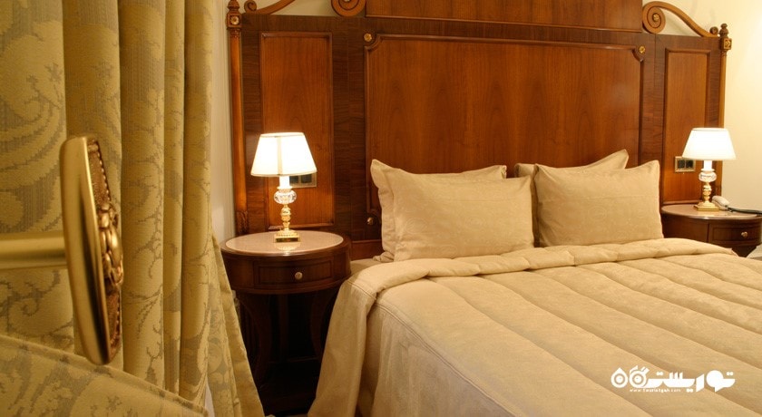 نمای تخت بزرگ اتاق کلاسیک