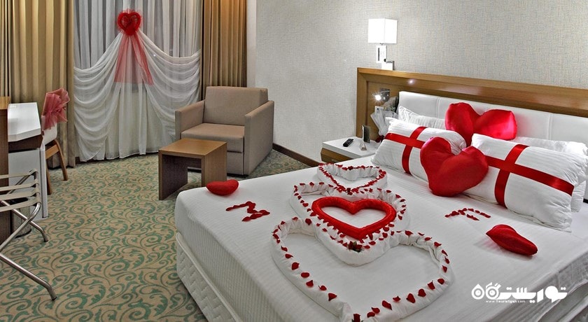 نمای تخت بزرگ اتاق هانی مون