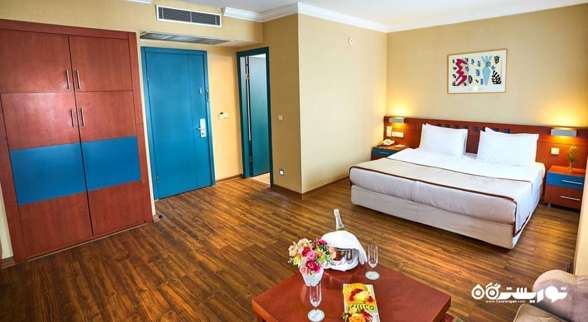 نمای تخت بزرگ اتاق فمیلی