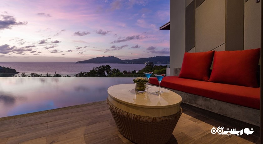 نشیمن تراس اتاق با دسترسی به استخر