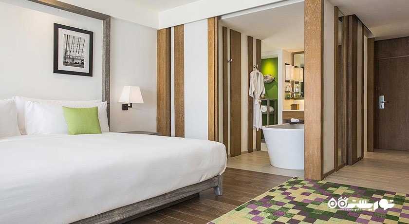 تخت بزرگ اتاق با چشم انداز کوهستان