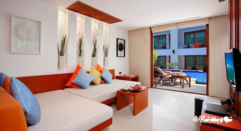 محوطه نشیمن ویلا پول