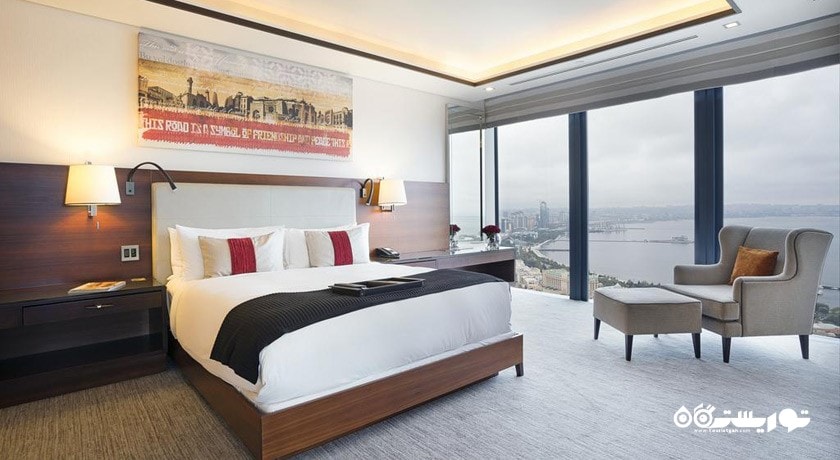 تخت بزرگ اتاق دلوکس با چشم انداز دریا