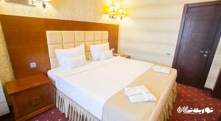 نمای تخت بزرگ اتاق دلوکس