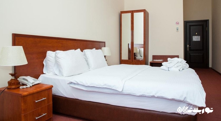 نمای تخت بزرگ اتاق کامفورت