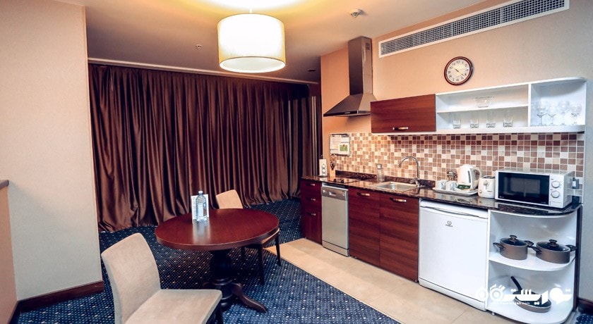 نمای آشپزخانه سوئیت یک خوابه