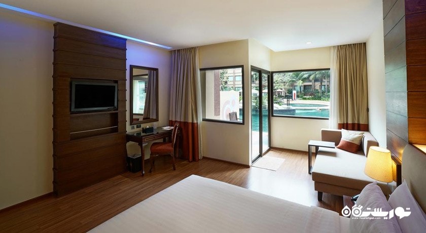 نمایی از اتاق با دسترسی به استخر