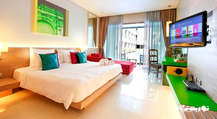 تخت بزرگ اتاق با دسترسی به استخر