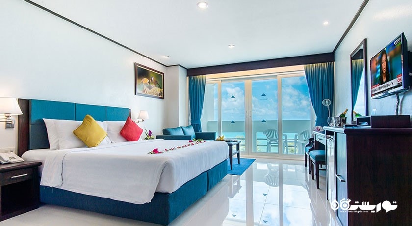 تخت بزرگ اتاق دلوکس با چشم انداز دریا