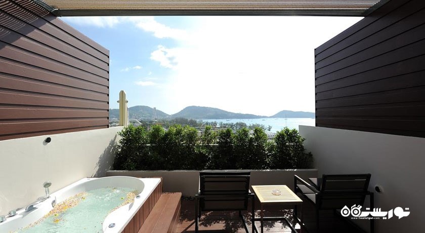 چشم انداز تراس اتاق دلوکس با جکوزی