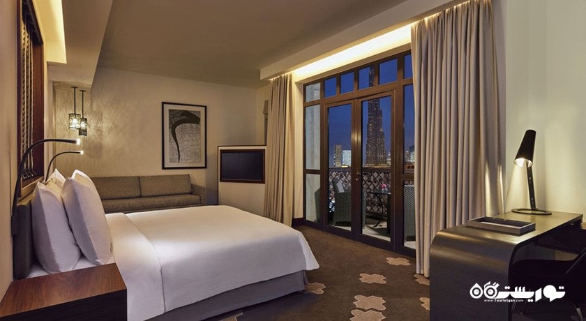 تخت بزرگ سوئیت با چشم انداز شهر