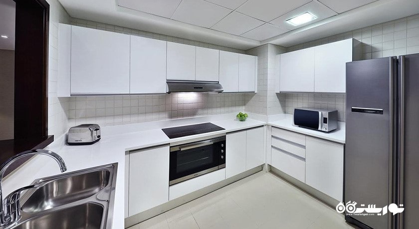 نمای آشپزخانه سوئیت دوخوابه دلوکس فمیلی