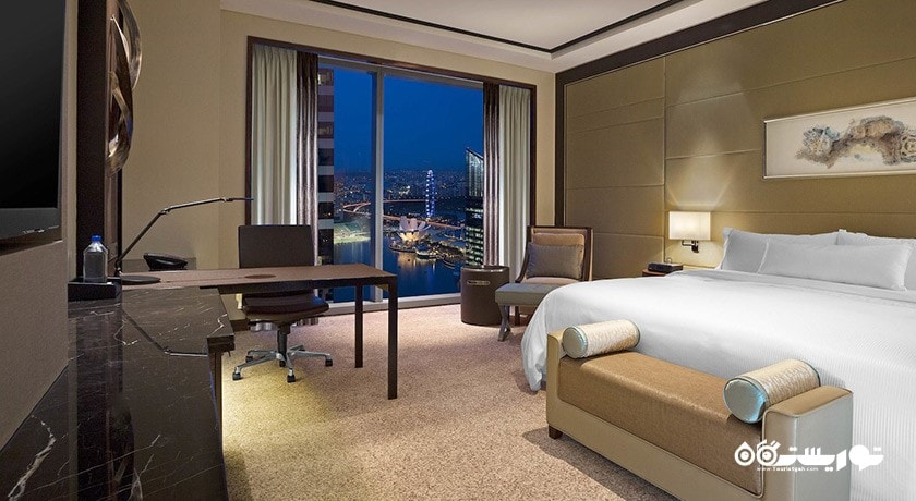 نمای تخت بزرگ اتاق کلاب