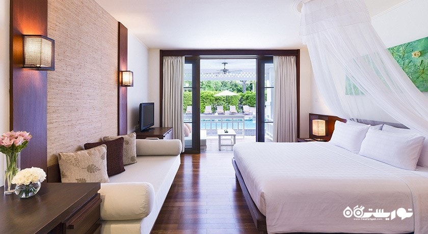 تخت بزرگ اتاق با دسترسی به استخر