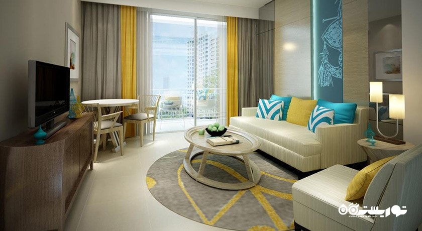 محوطه نشیمن سوئیت با چشم انداز دریا