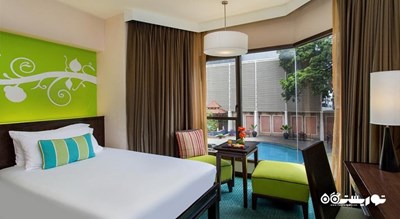 تخت بزرگ اتاق دلوکس با چشم انداز استخر