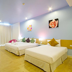 اتاق دلوکس با چشم انداز استخر