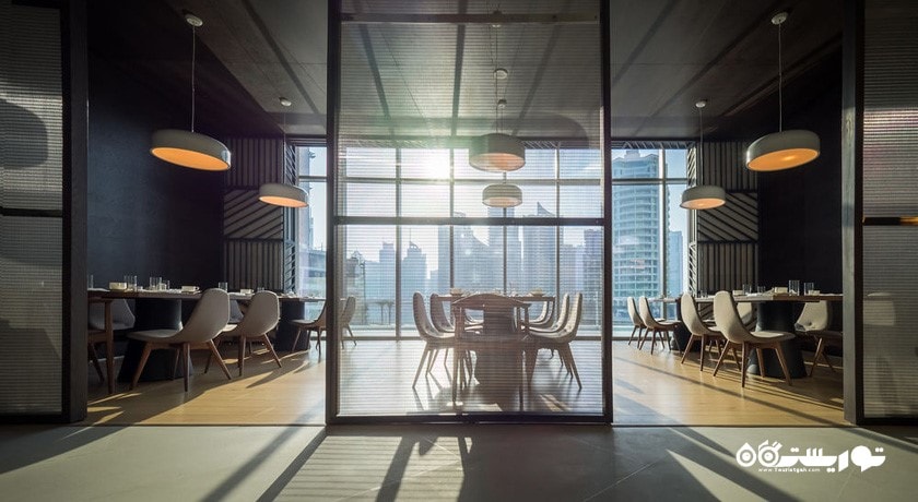 تابش خورشید در رستوران اکسنتز