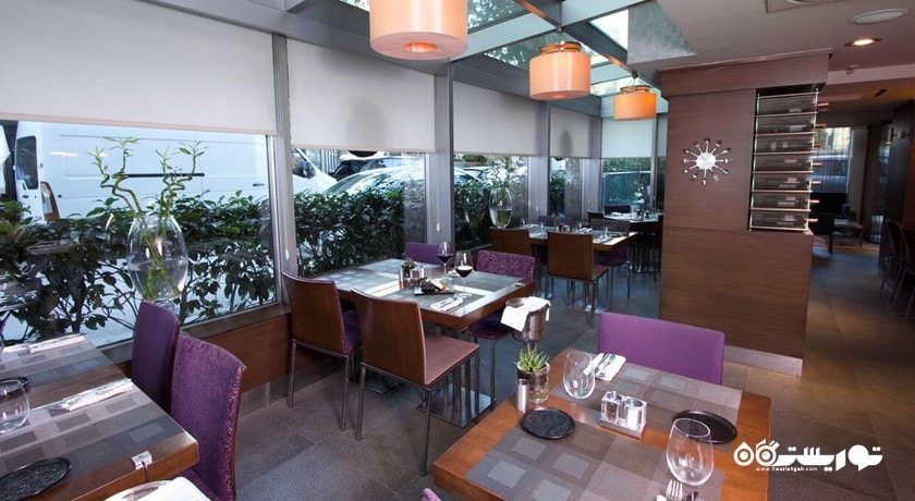 نمایی از رستوران و بار ایس