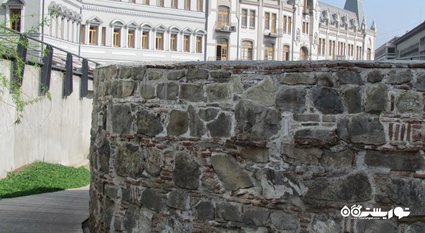 دیوار شهر قدیمی در خیابان پوشکین تفلیس -  شهر تفلیس