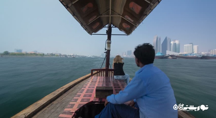 سرگرمی قایق و کشتی سواری در خور دبی شهر امارات متحده عربی کشور دبی