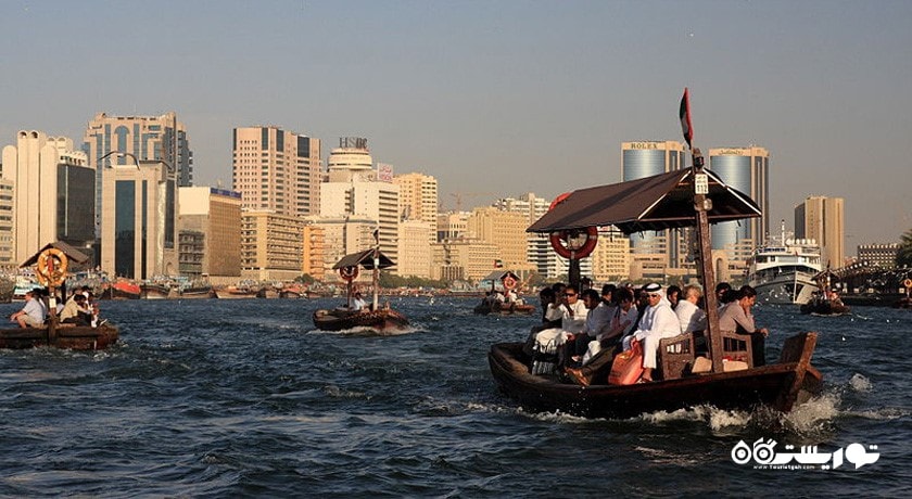 سرگرمی قایق و کشتی سواری در خور دبی شهر امارات متحده عربی کشور دبی