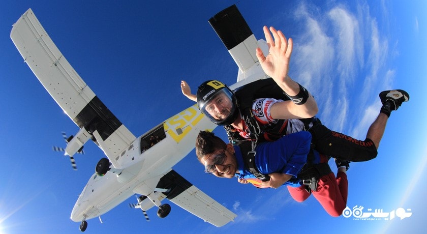 سرگرمی اسکای دایوینگ یا چتر بازی شهر امارات متحده عربی کشور دبی