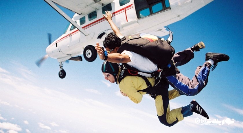 سرگرمی اسکای دایوینگ یا چتر بازی شهر امارات متحده عربی کشور دبی