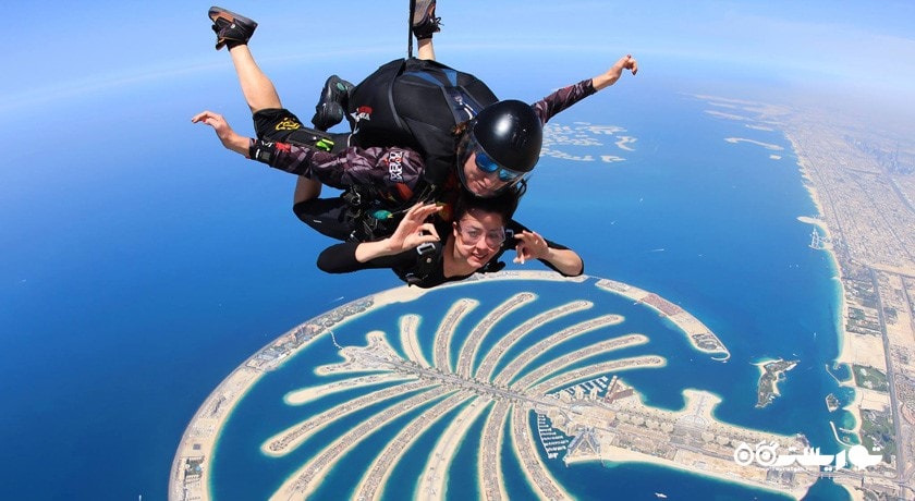 سرگرمی اسکای دایوینگ یا چتر بازی شهر امارات متحده عربی کشور دبی