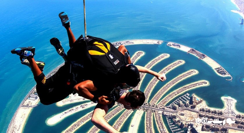 سرگرمی اسکای دایوینگ یا چتر بازی شهر امارات متحده عربی کشور دبی