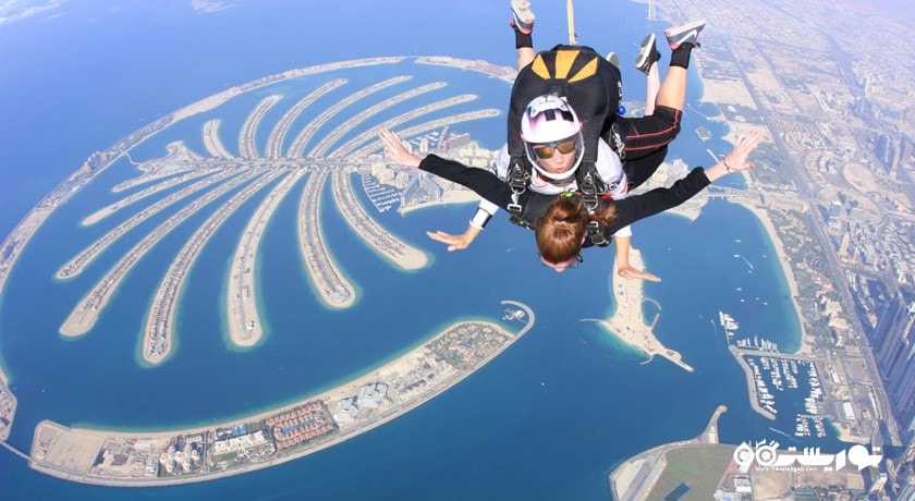 سرگرمی اسکای دایوینگ یا چتر بازی شهر امارات متحده عربی کشور دبی