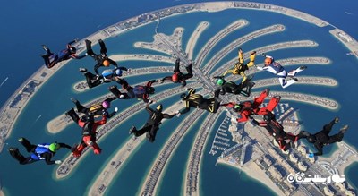 سرگرمی اسکای دایوینگ یا چتر بازی شهر امارات متحده عربی کشور دبی