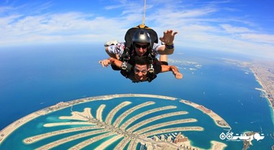 سرگرمی اسکای دایوینگ یا چتر بازی شهر امارات متحده عربی کشور دبی