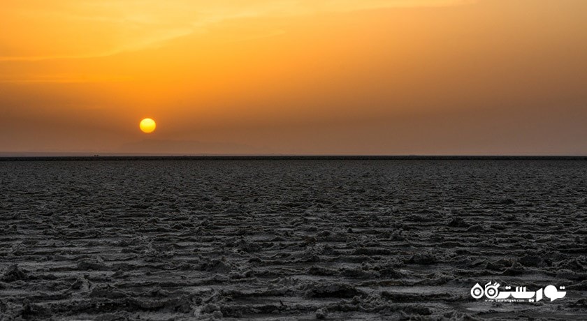  دریاچه نمک خور و بیابانک شهرستان اصفهان استان خور  و بیابانک