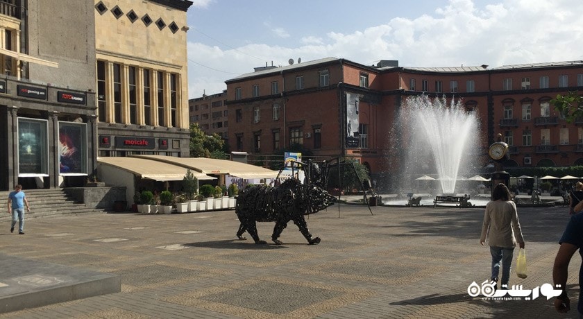  میدان شارل آزناوور شهر ارمنستان کشور ایروان