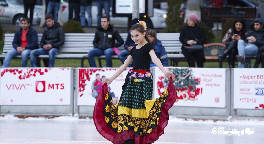 سرگرمی اسکیت سواری روی یخ ، ایروان شهر ارمنستان کشور ایروان