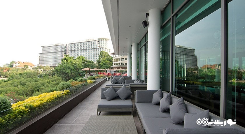 محوطه فضای باز رستوران او