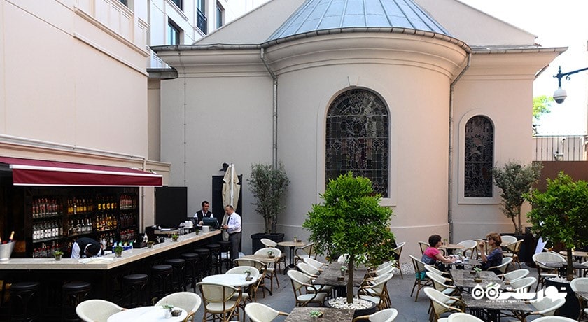 محوطه فضای باز رستوران چاپل