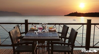 رستوران با چشم انداز زیبای دریا