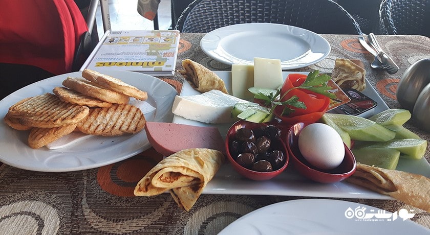 رستوران کازینز استیک هاوس فان اند پاب -  شهر مارماریس