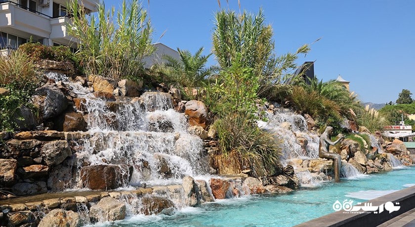  میدان جوانان نوزدهم ماه مه و فواره های رقص آب شهر ترکیه کشور مارماریس