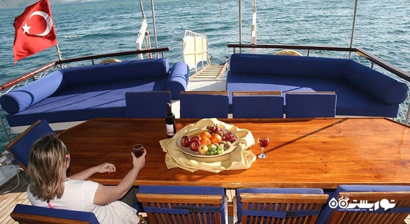 سرگرمی دریانوردی آبی در مارماریس شهر ترکیه کشور مارماریس